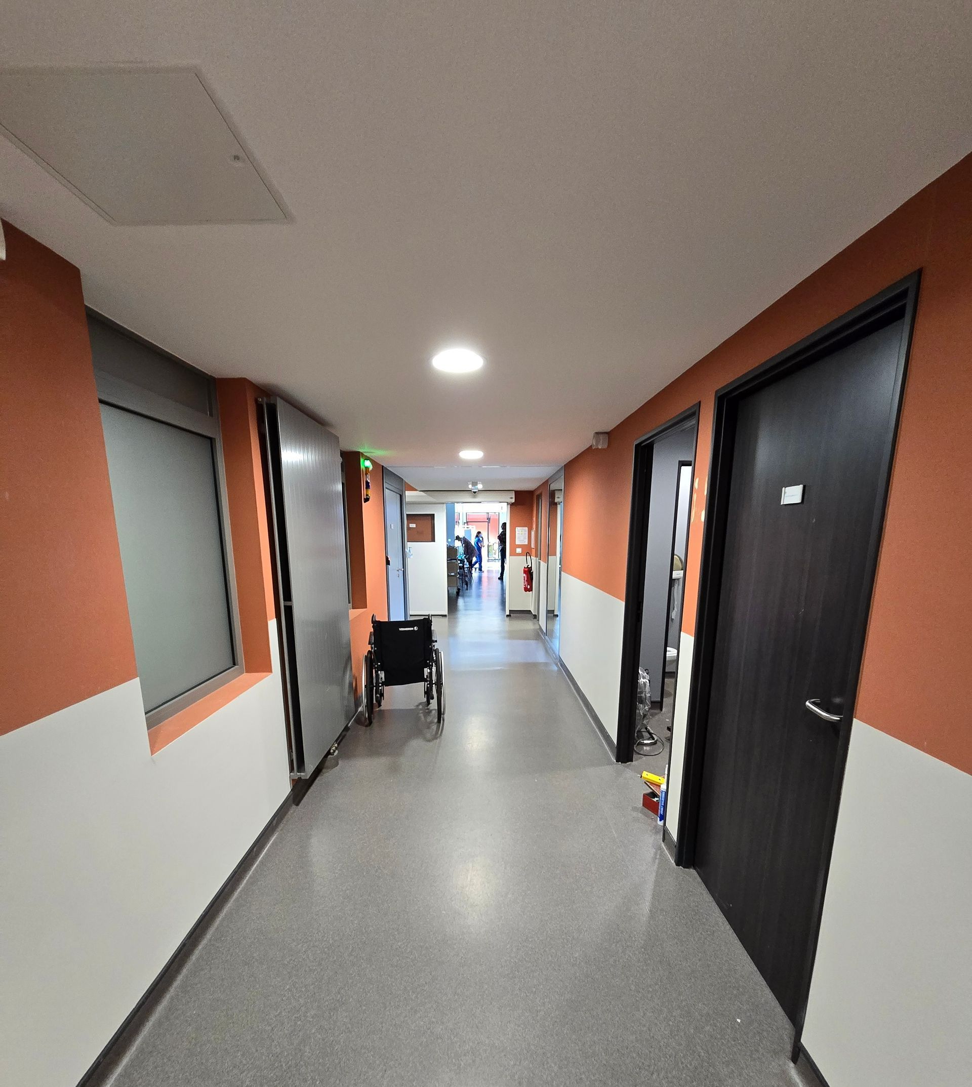 Travaux de peinture sur les murs d'un hôpital