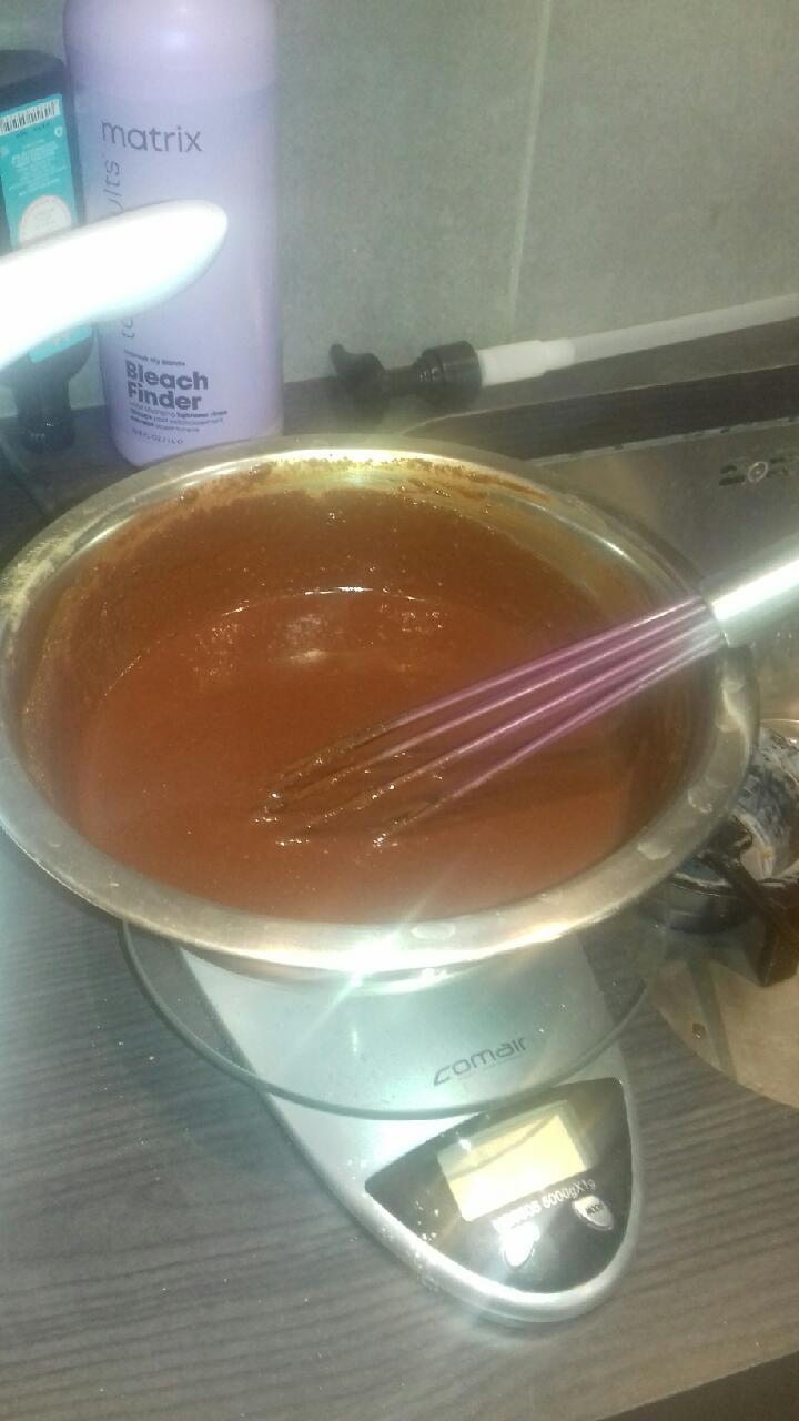 Coloration végétale marron en train d'être mélangée