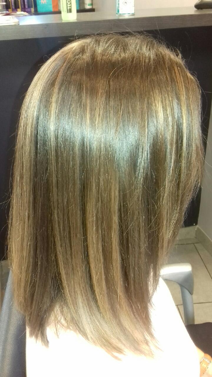 Balayage blond doré vu de profil