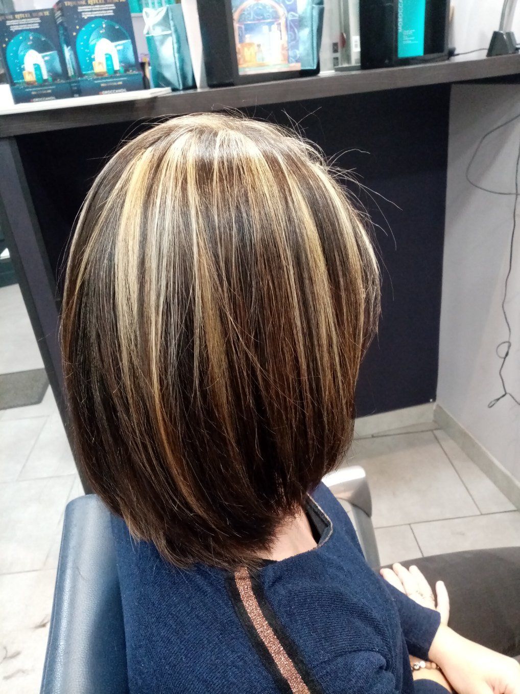 Mèches blondes sur coupe courte