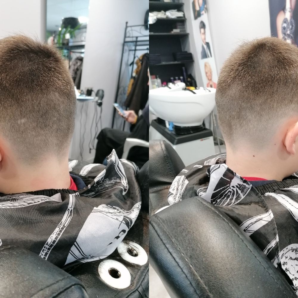 Personne assise sur une chaise de barbier se faisant couper les cheveux ; gros plan de l'arrière de la tête.