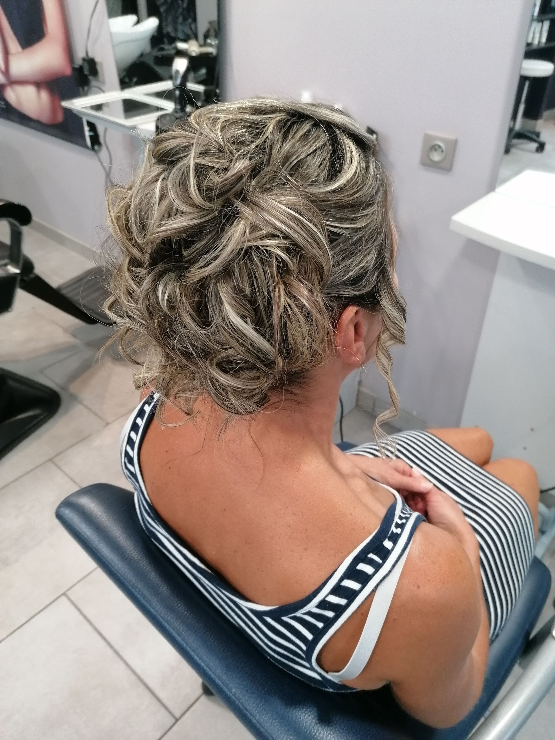 Chignon femme coiffé-décoiffé