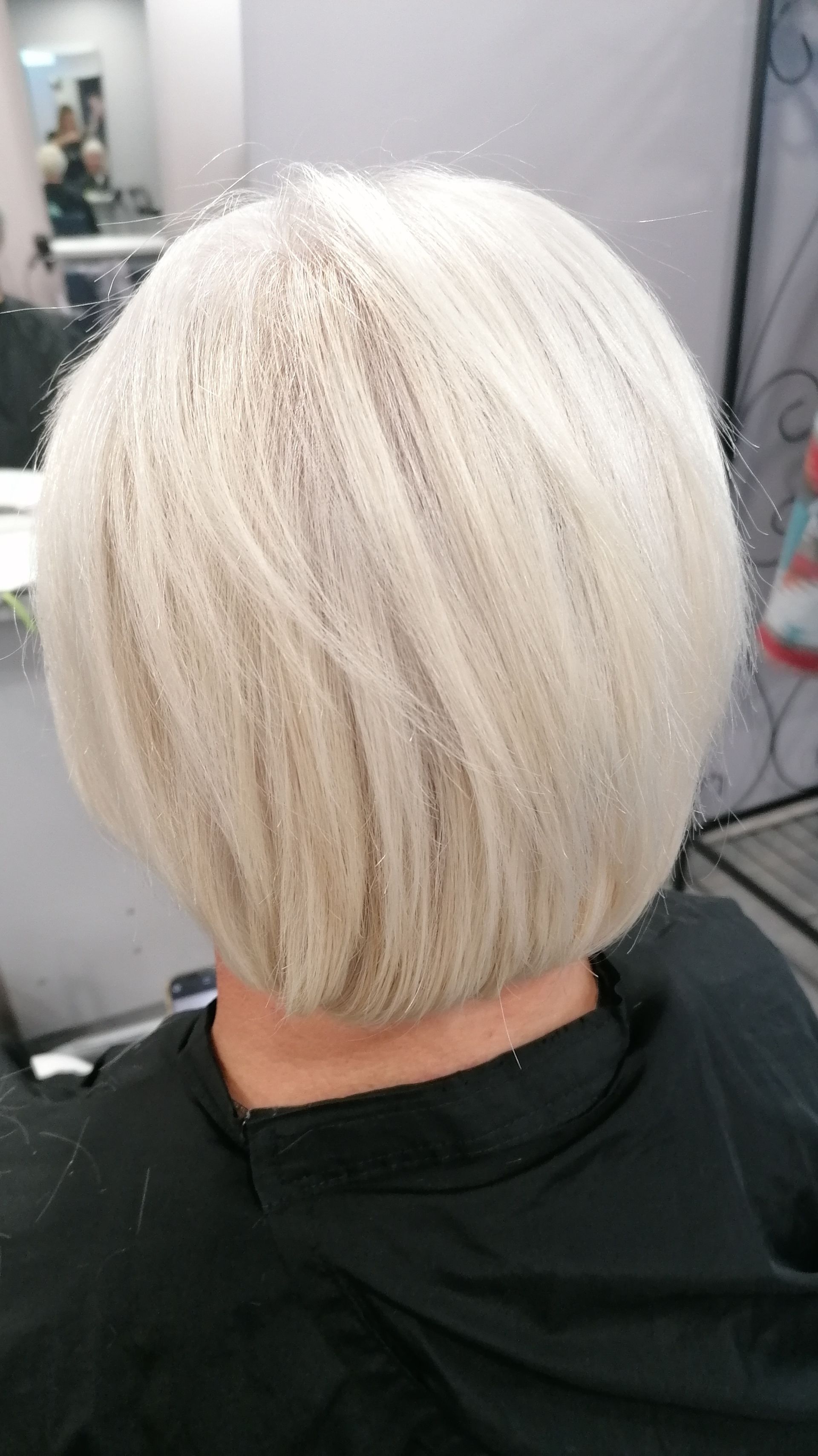 Coupe au carré sur une femme aux cheveux blond polaire