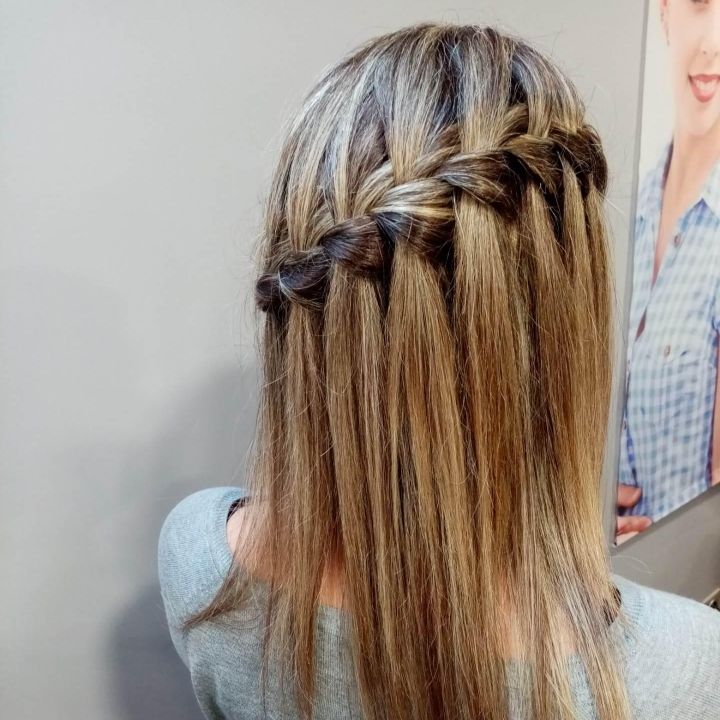 Cheveux blonds coiffés en tresse cascade.