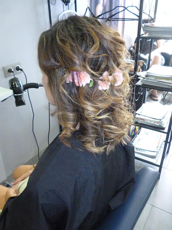 Coiffure avec couronne de fleurs