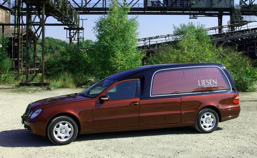 Rotes Überführungsfahrzeug