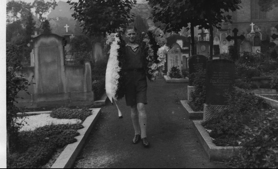 Eine junge Frau läuft durch einen Friedhof