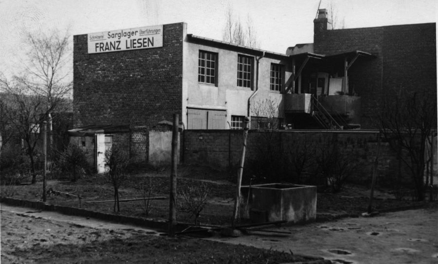 Altes Foto vom Gebäude des Bestattungshauses