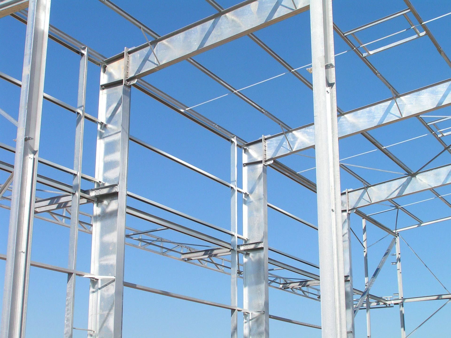 Charpente métallique sur fond bleu