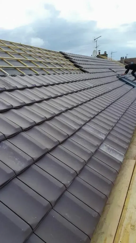 Pose de tuiles gris anthracite