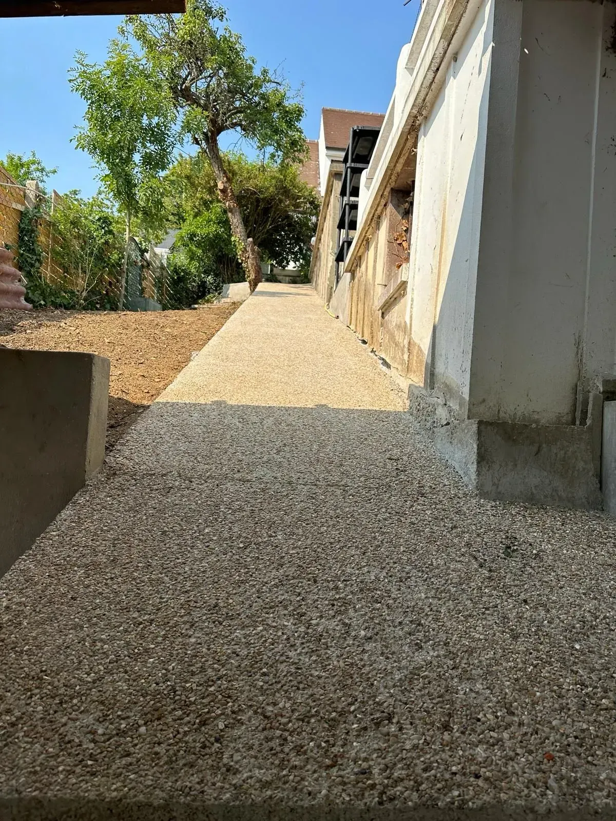 Chemin de pierre dans un jardin