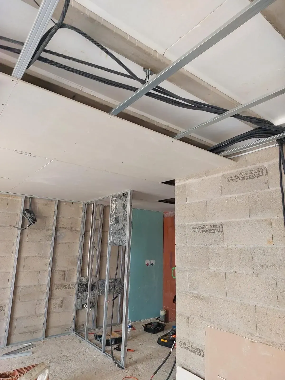 Travaux de plâtrerie au plafond