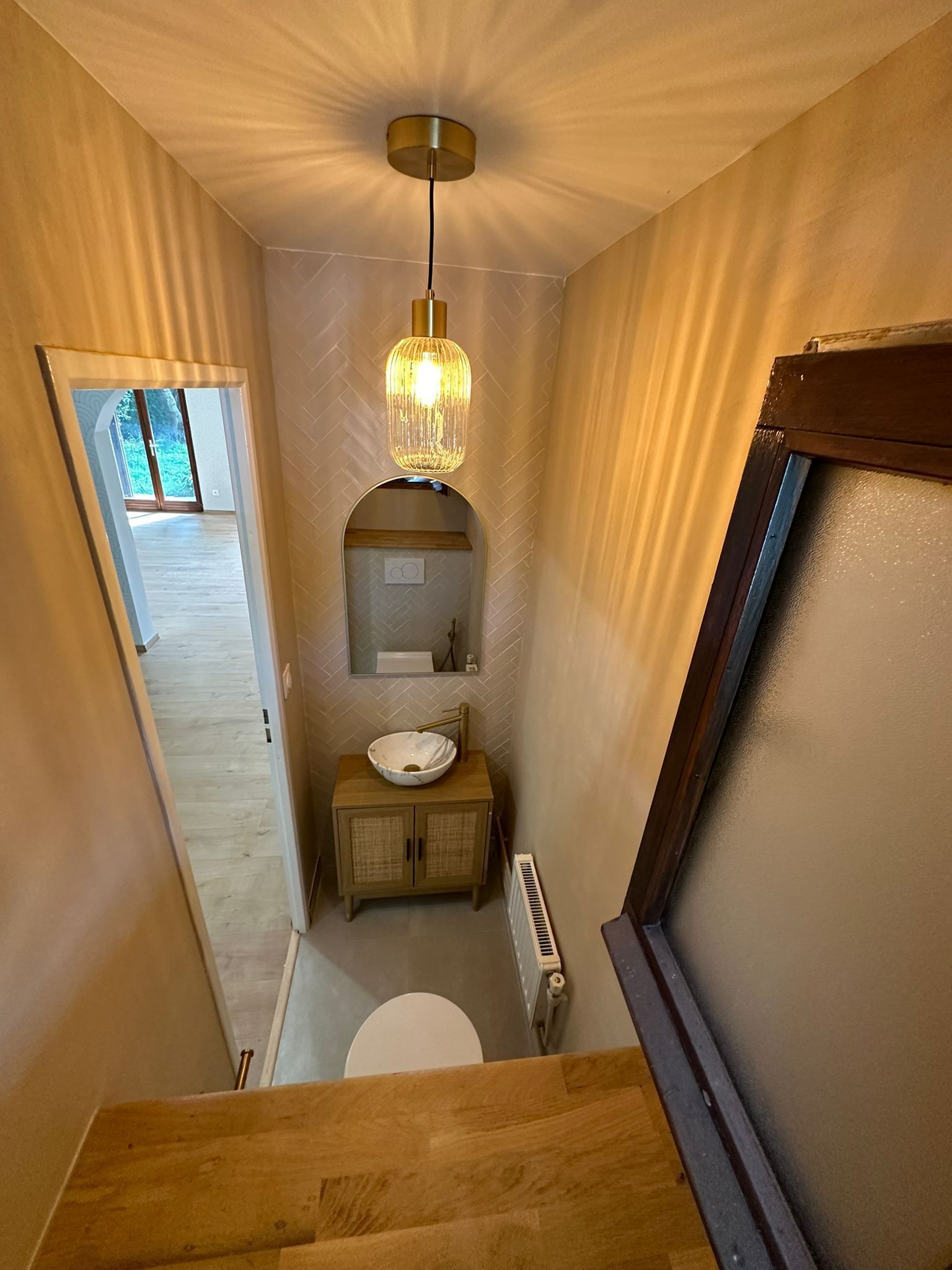 Toilettes rénovée avec lavabo