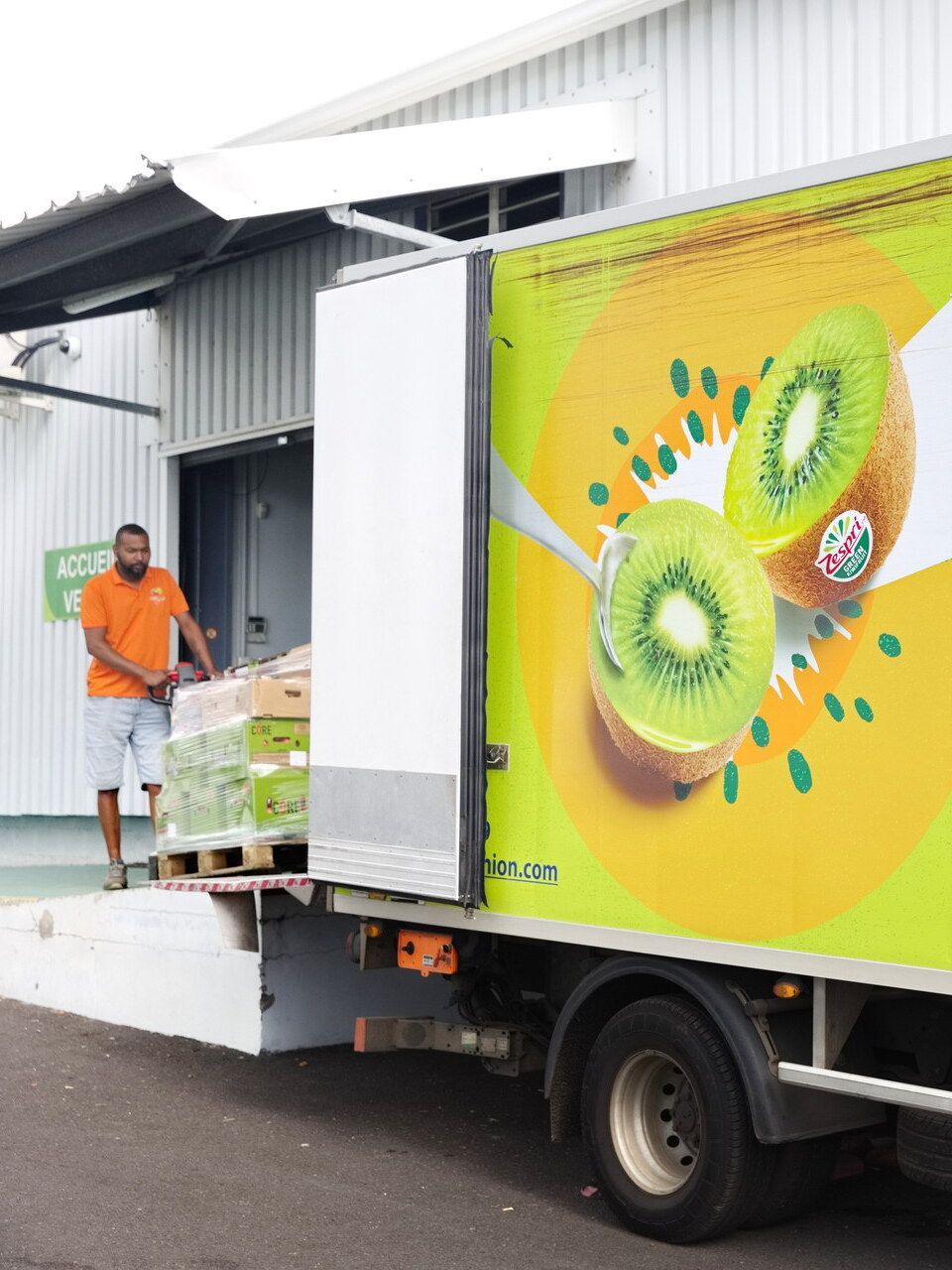Camion avec les portes ouvertes qui est déchargé
