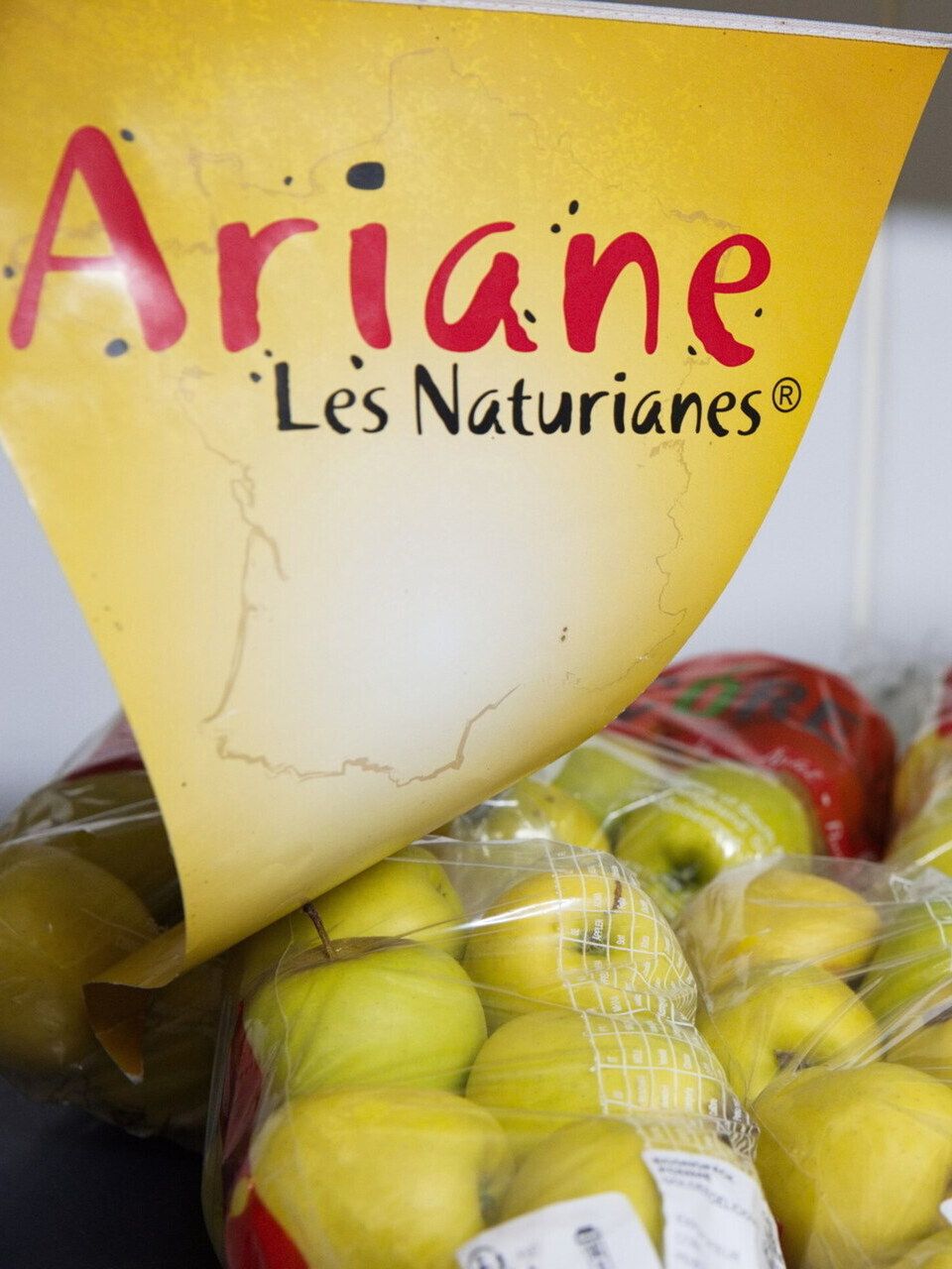 Étal de pommes jaunes et rouges