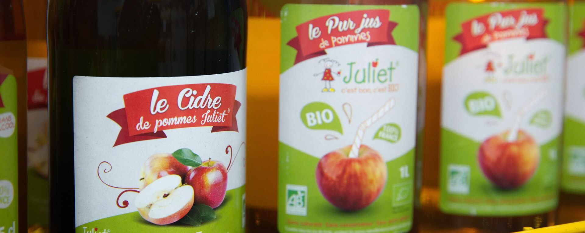 Bouteilles de cidre et jus de pommes