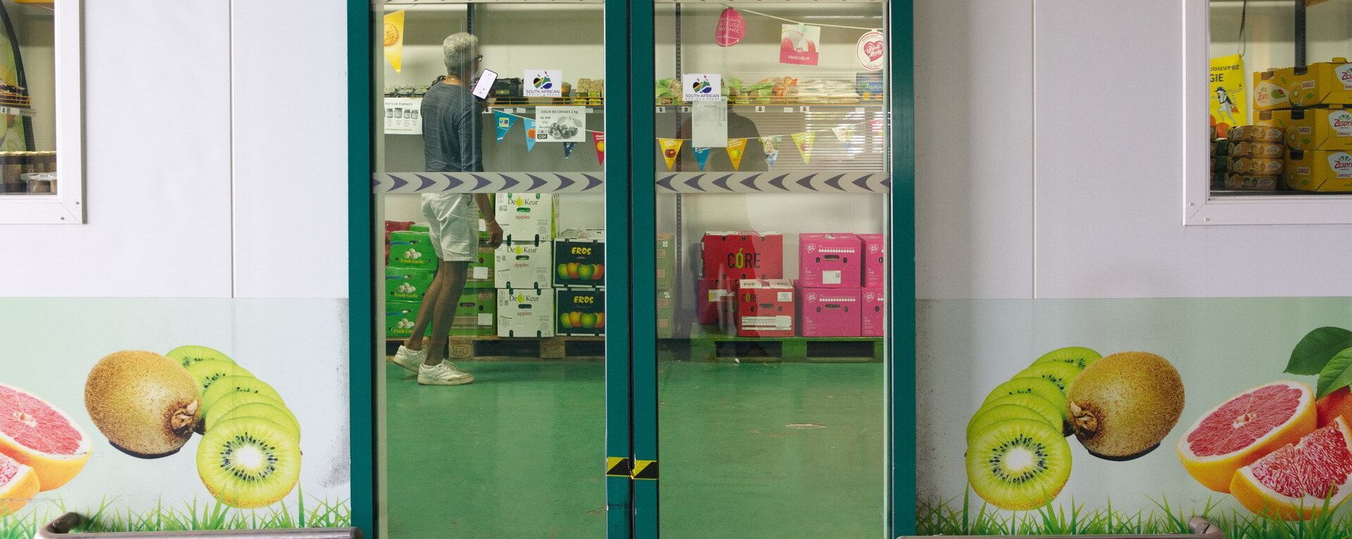 Porte de magasin de fruits et légumes frais