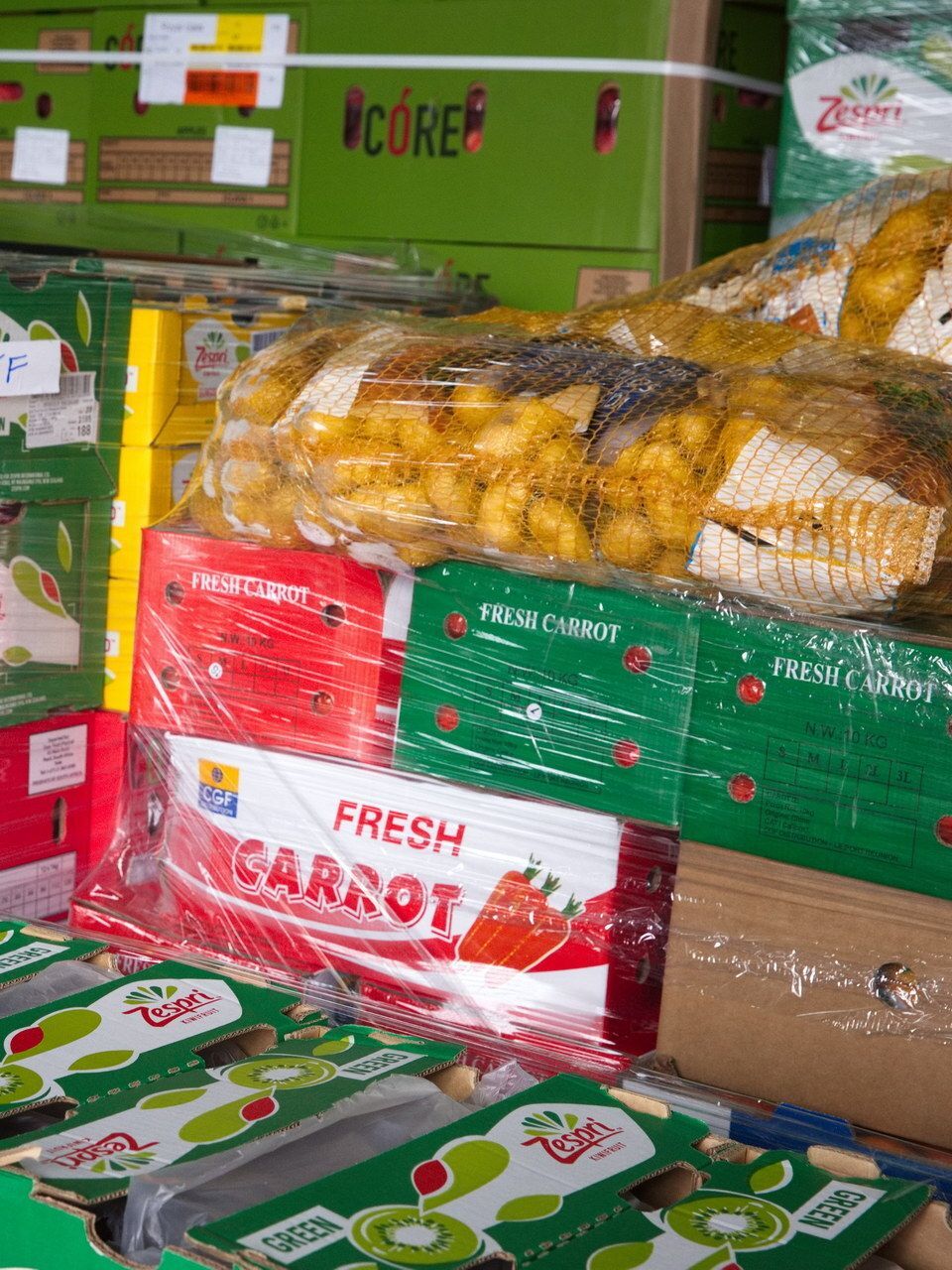 Palette avec cartons de légumes