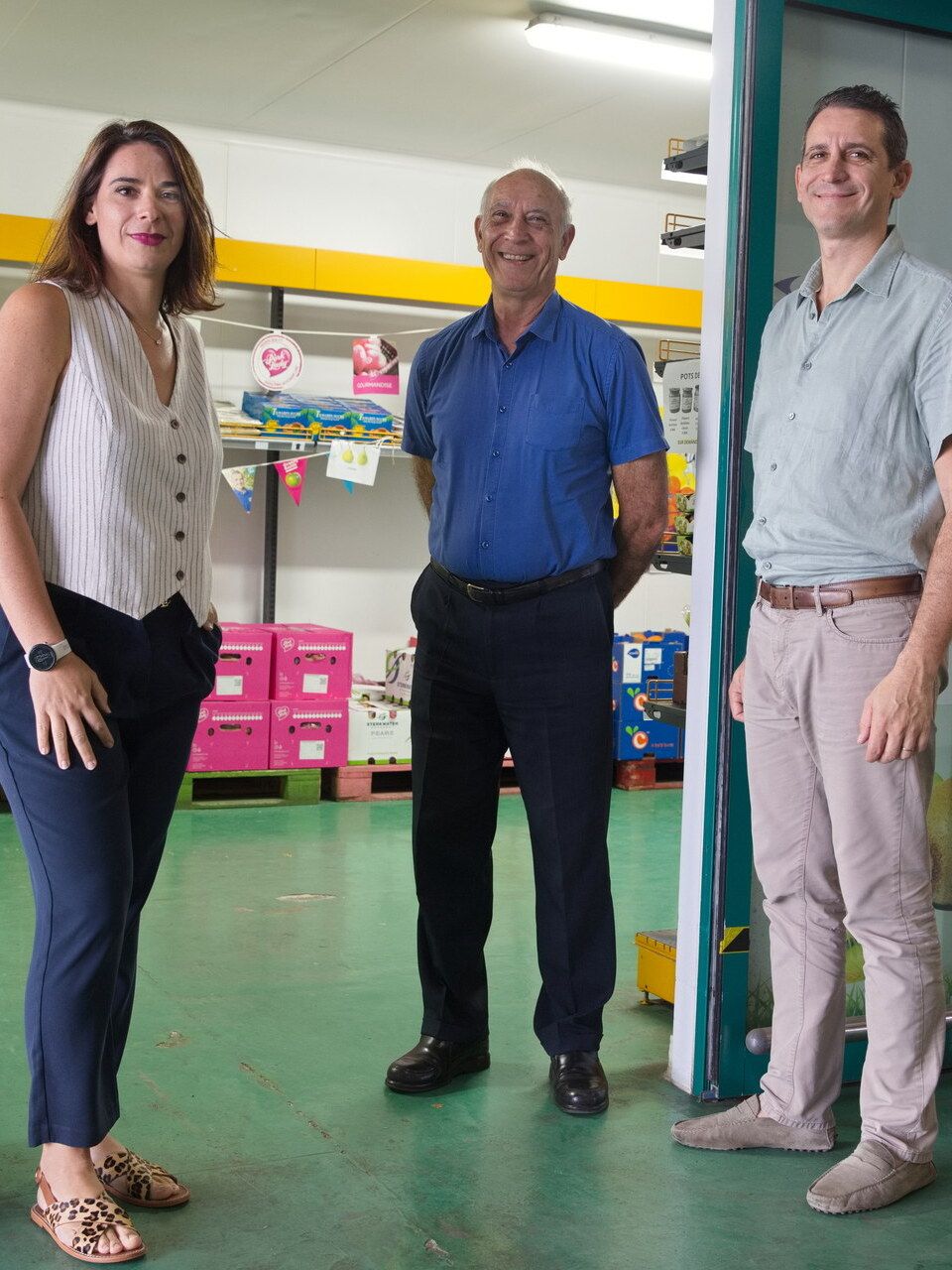 Personnes debout responsables de l'entreprise
