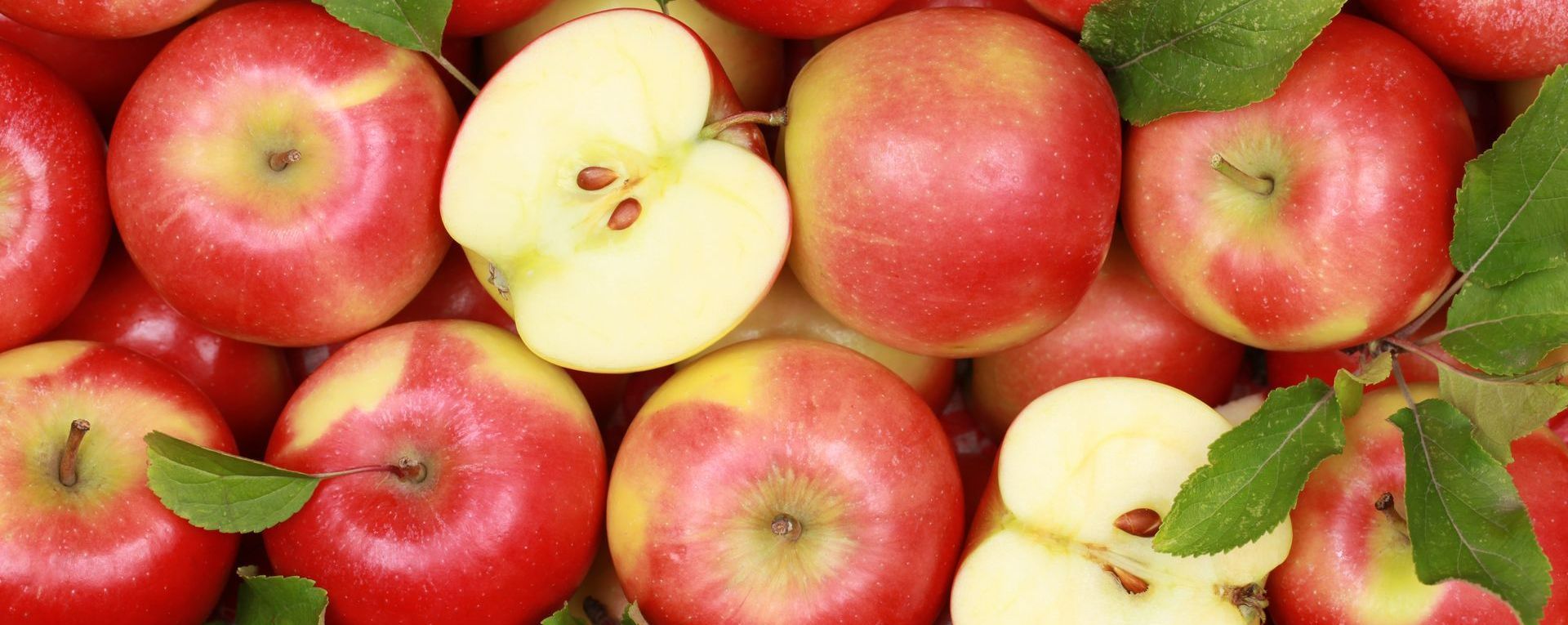 Pommes rouges entières et coupées