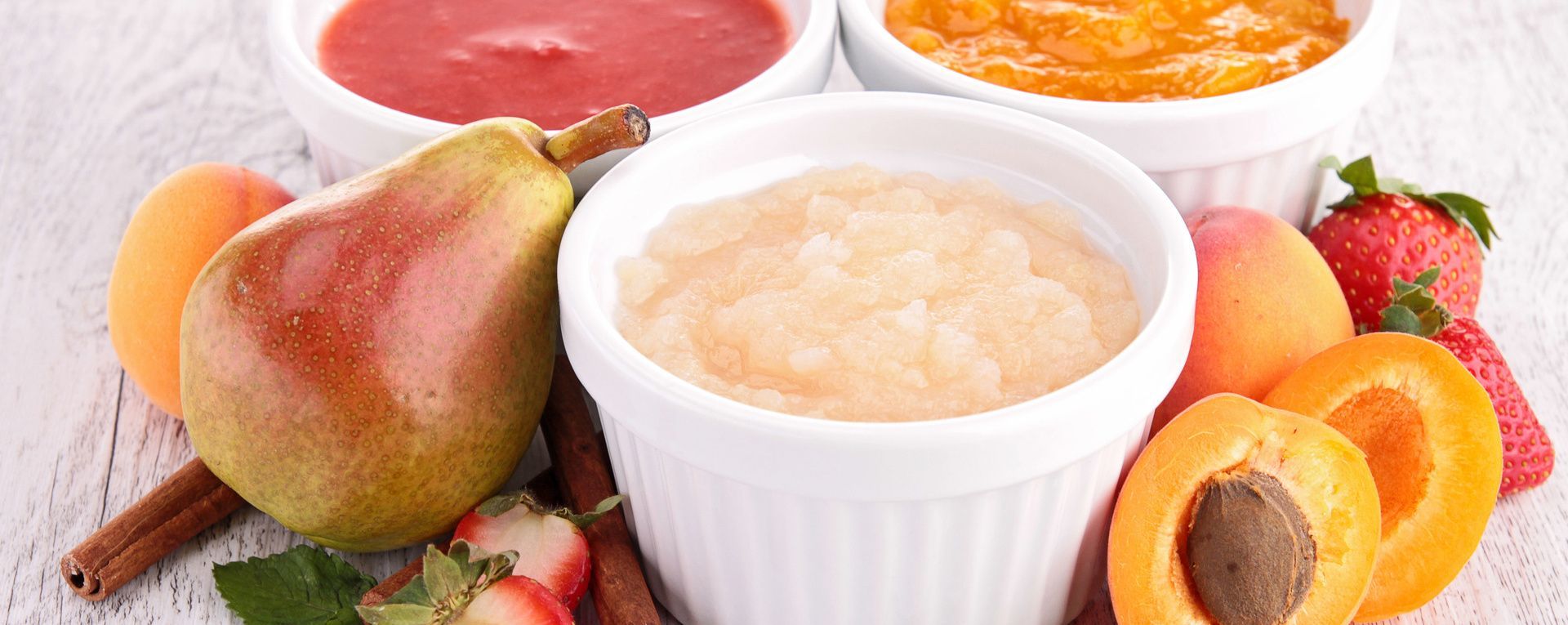 Compote de fruit dans des pots