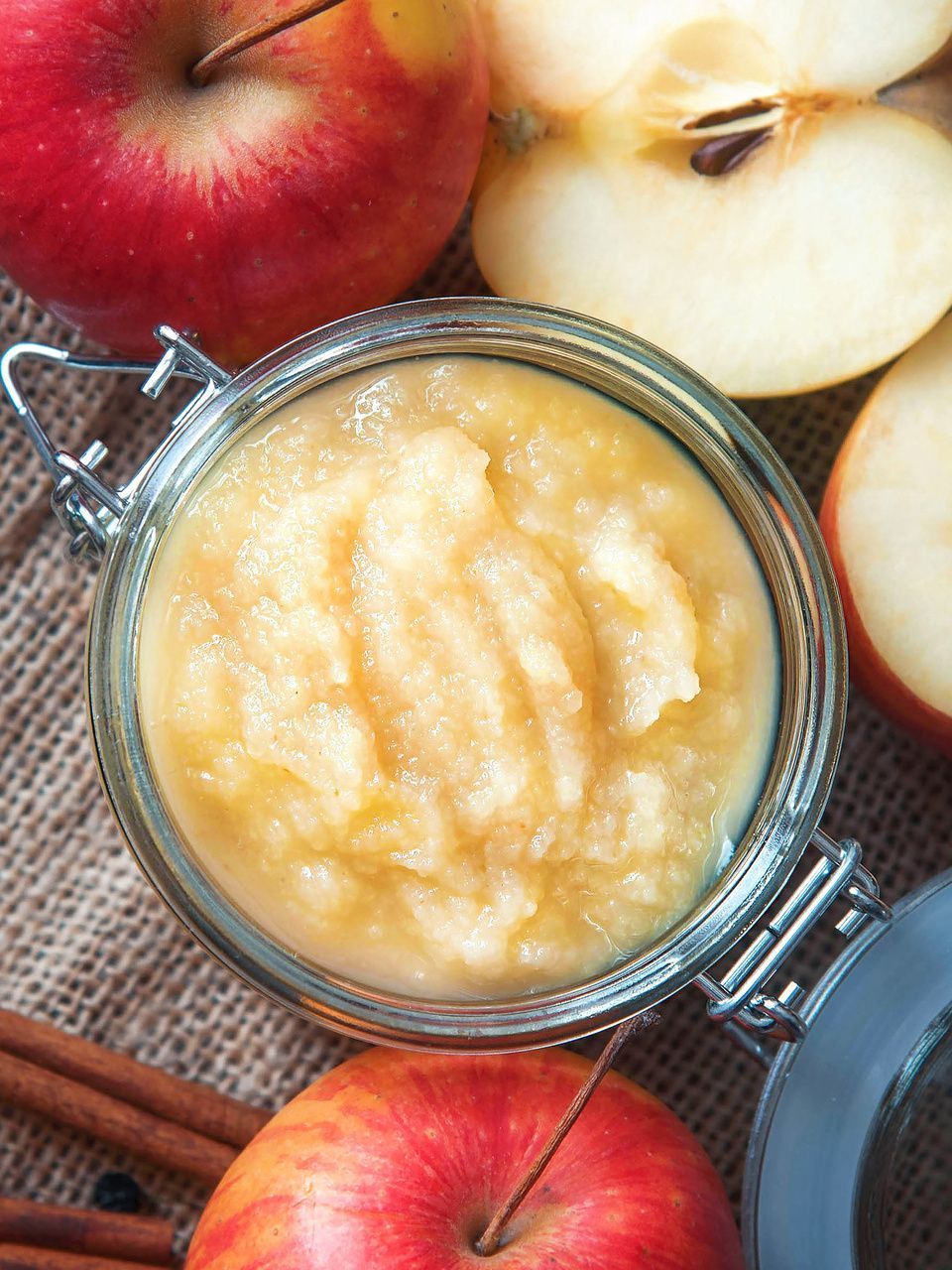 Compote de pomme dans une conserve