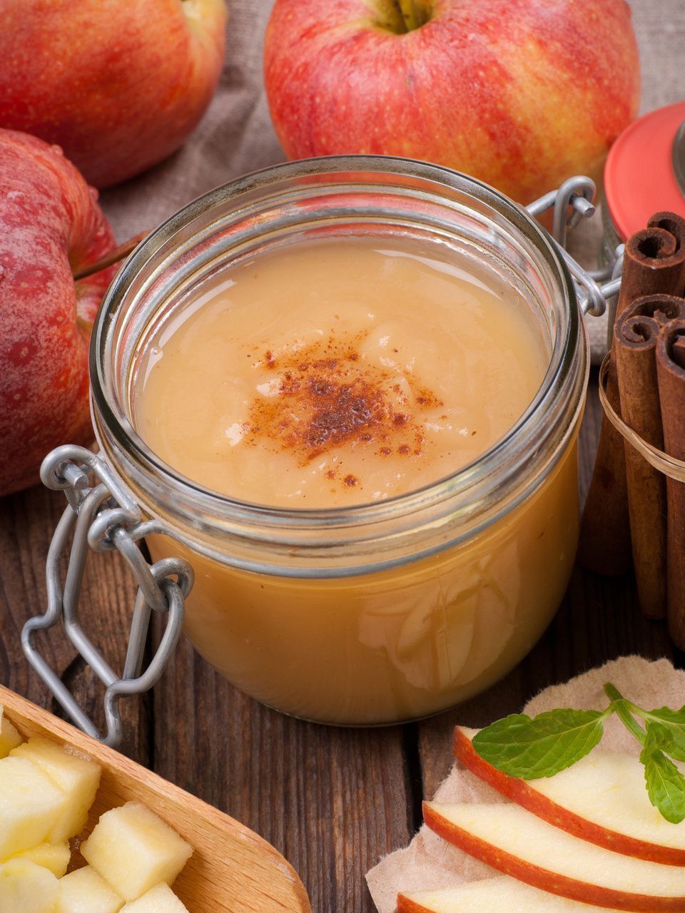Compote de pomme avec de la cannelle dessus