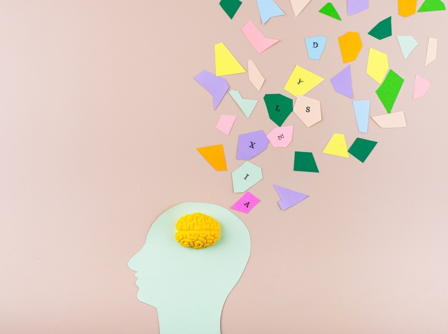 Mujer y niño en sesión de terapia con terapeuta, en el interior.