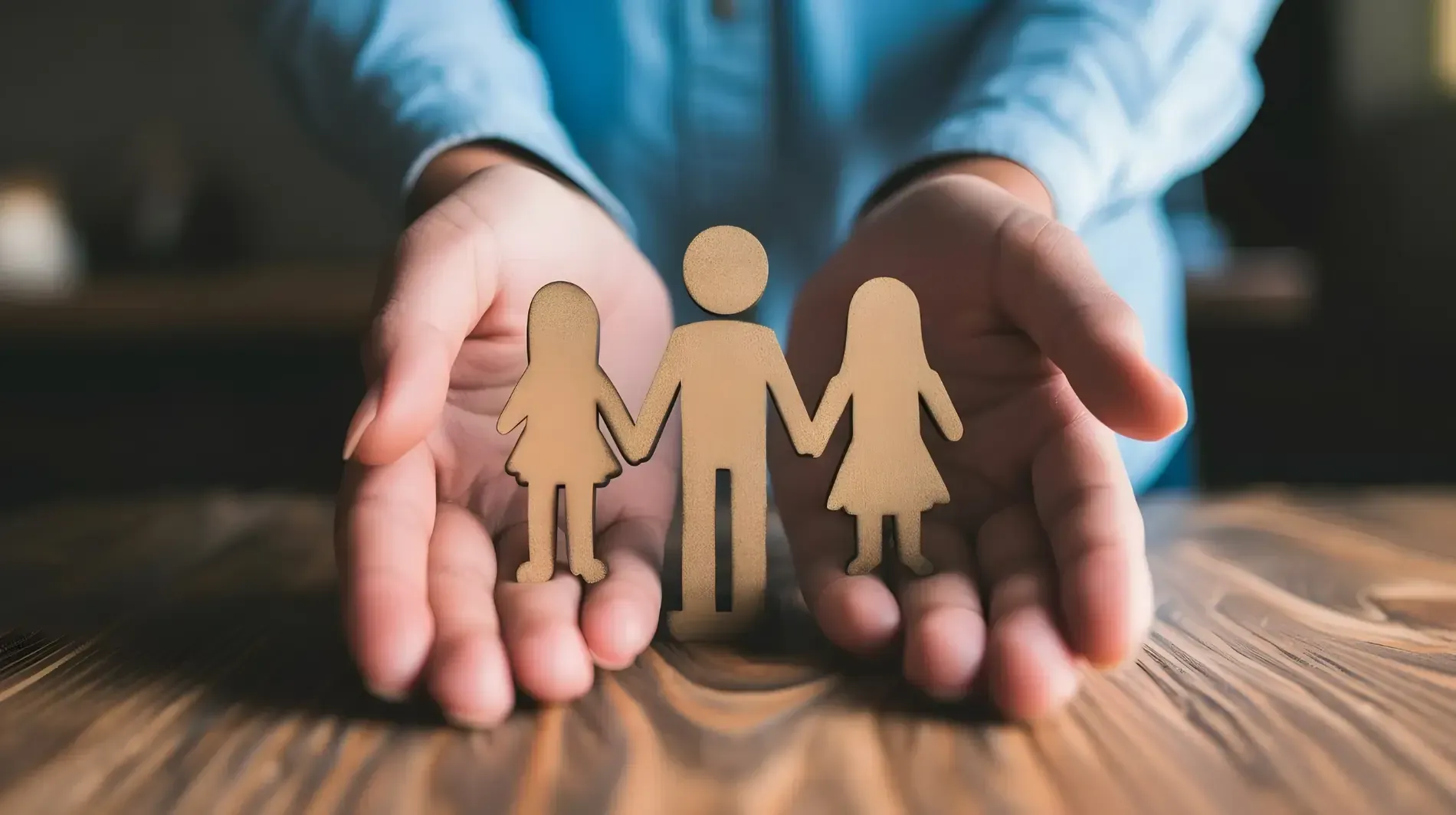 Mujer y niño en sesión de terapia con terapeuta, en el interior.