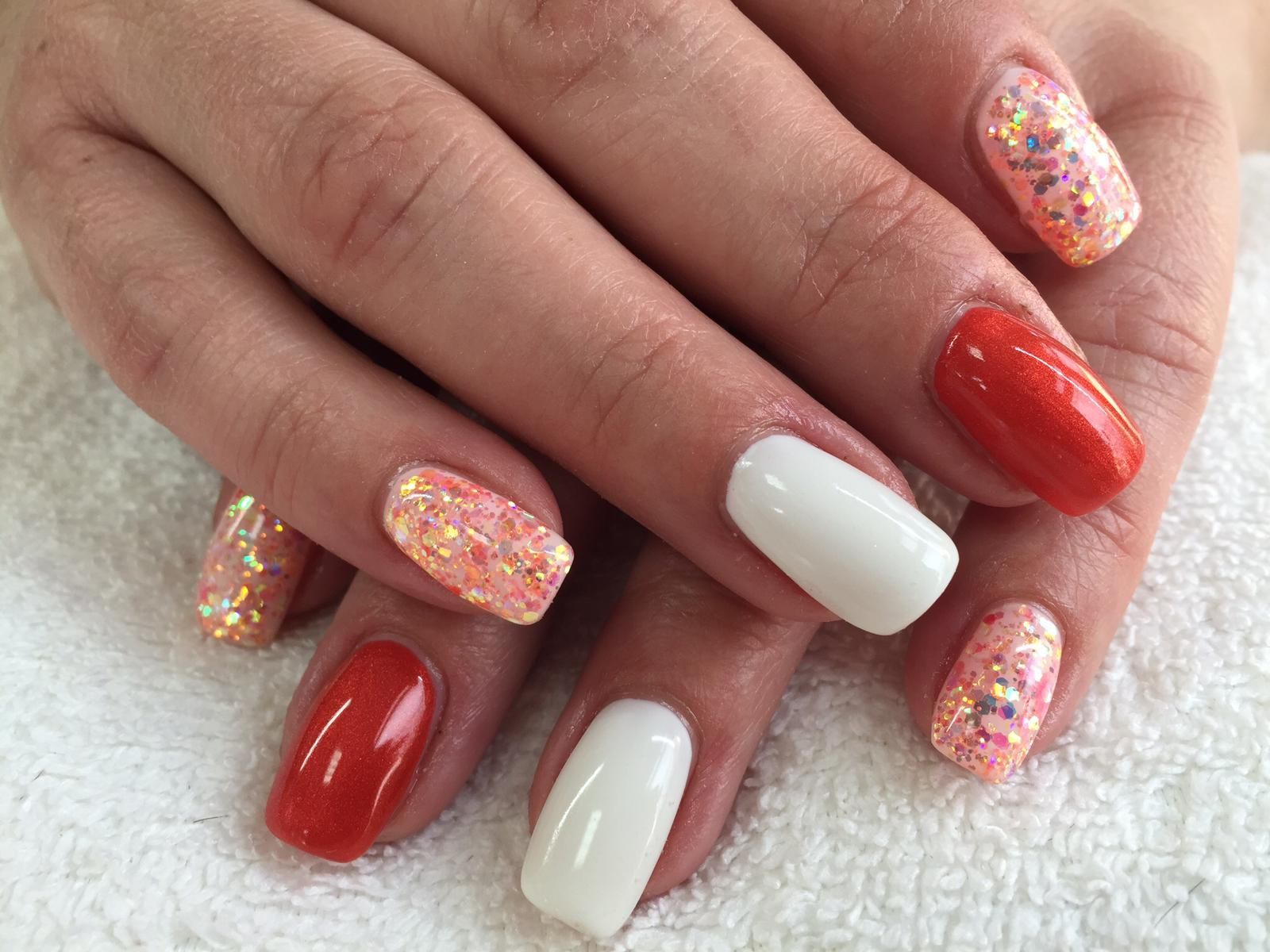 weiße und rote Nägel