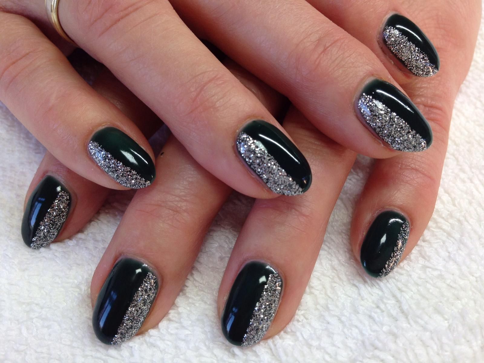 Glitzer und schwarzer Nagellack