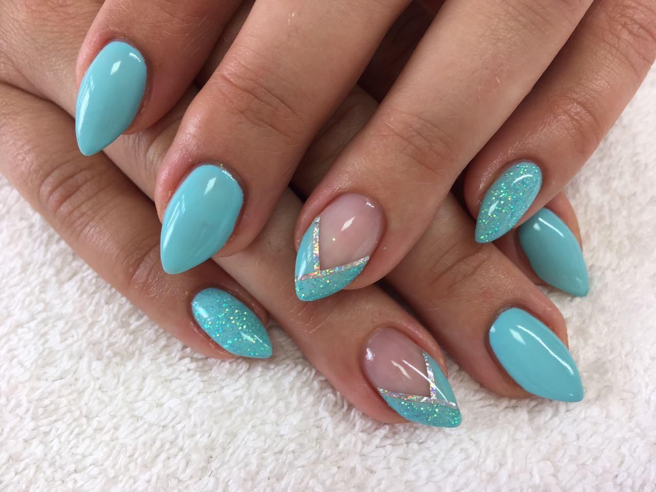 mitgrüner Nagellack mit Details