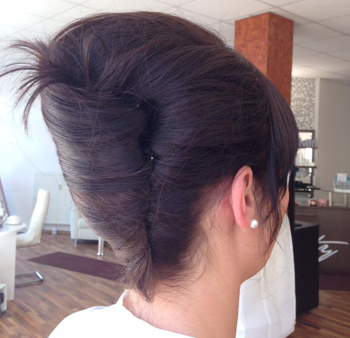 Hochsteckfrisur bei braunen Haaren