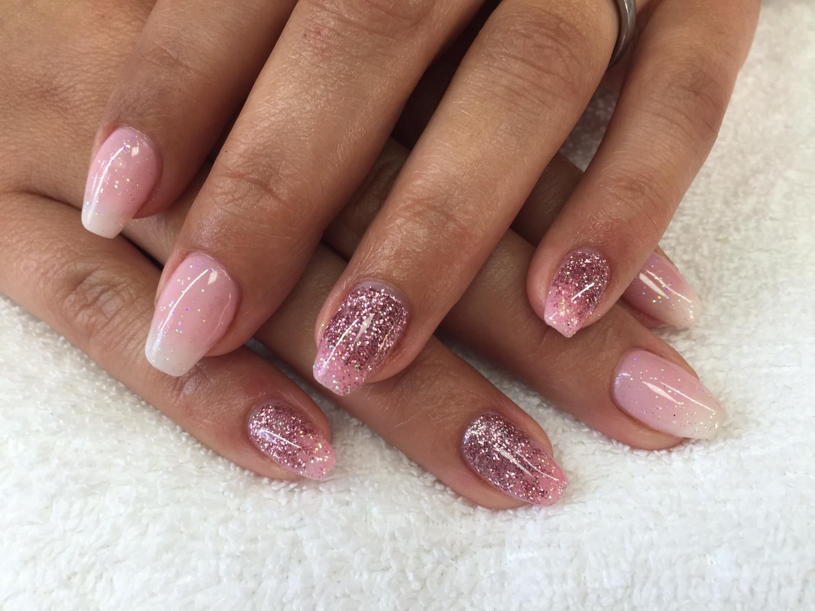 Glitzer und schwarzer Nagellack