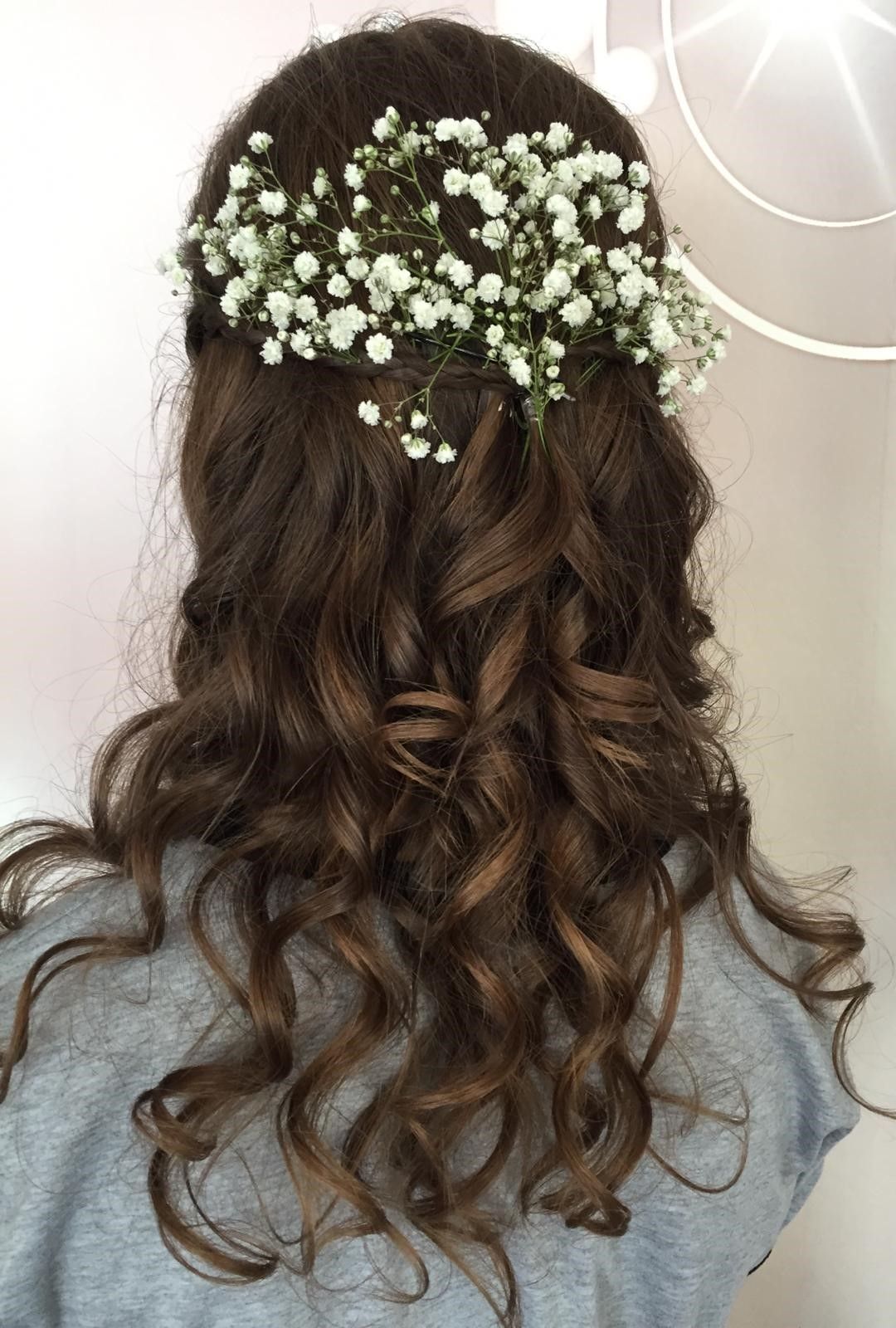 Blumen-Assecoires im Haar