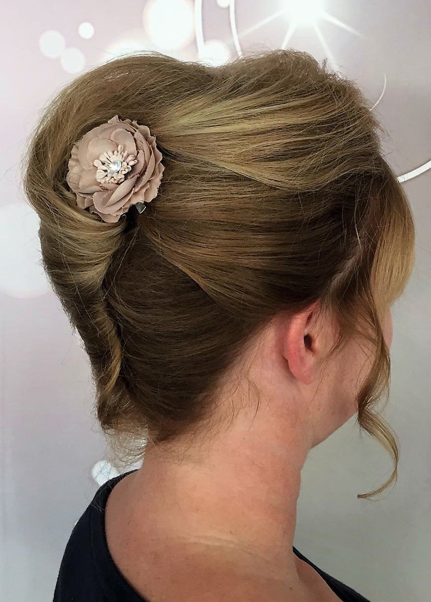 Blumen-Assecoires in einer Hochsteckfrisur