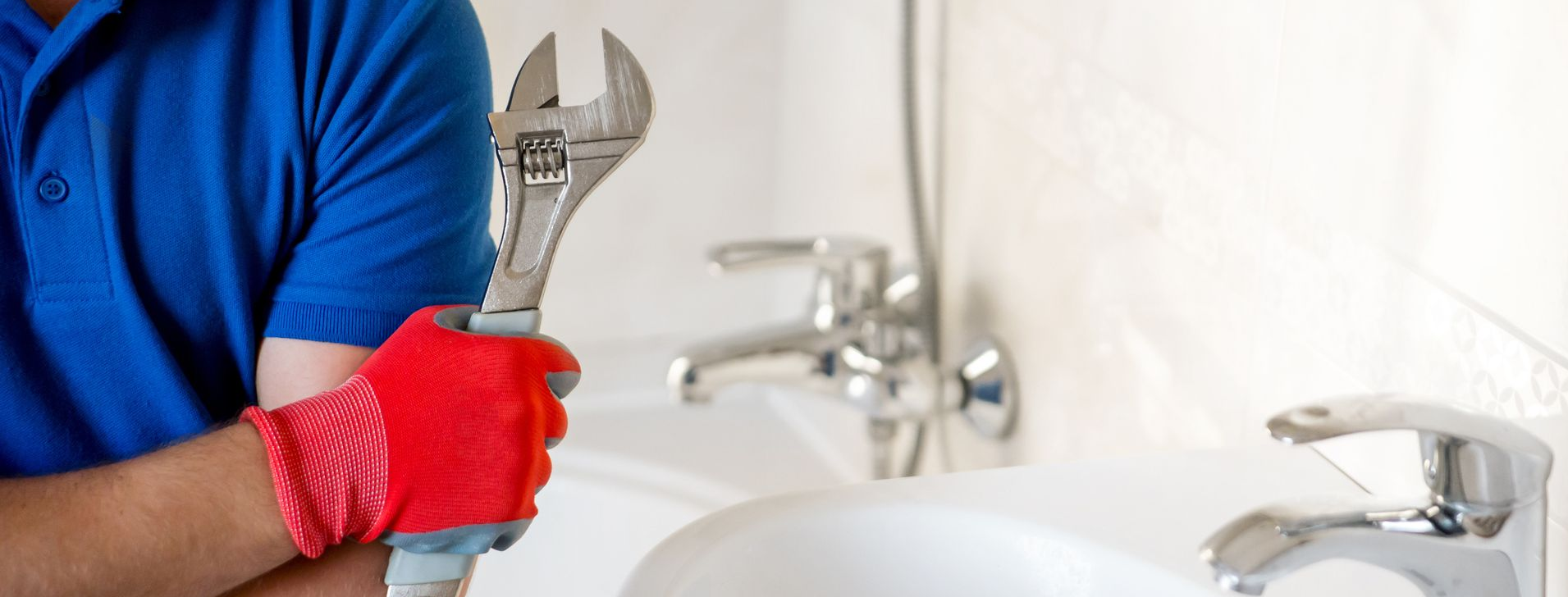 Un plombier avec des gants.