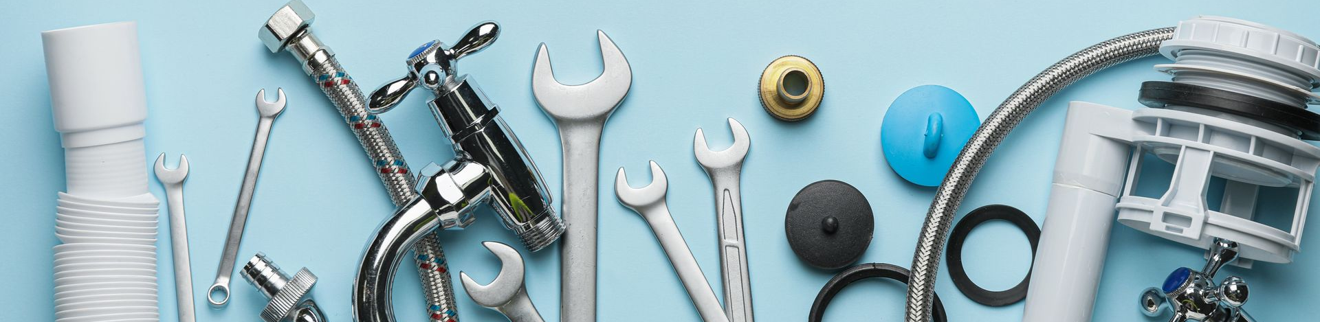 Des outils de plomberie sur un fond bleu.
