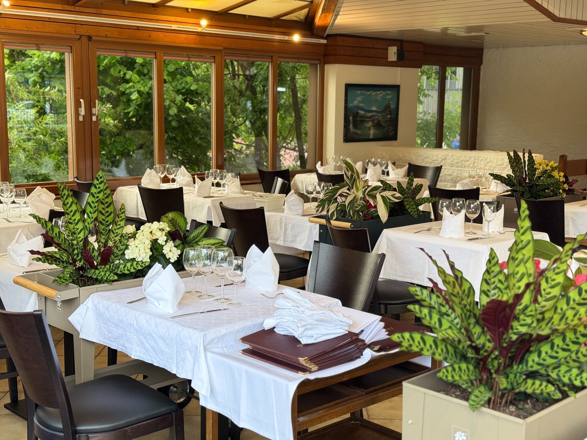 Un groupe de personnes sont assises à une table en train de manger de la nourriture.