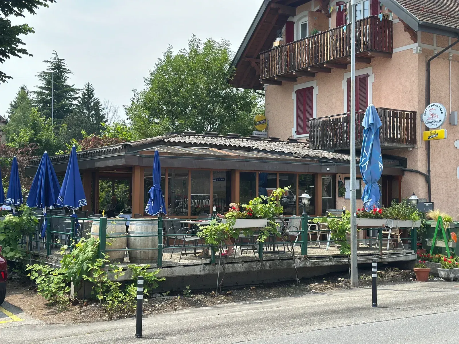 Une serveuse tient deux assiettes de nourriture dans ses mains.