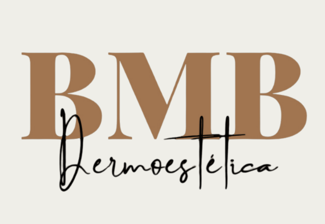 Logotipo de BMB Dermoestética en marrón y negro. Texto superpuesto sobre fondo crema.