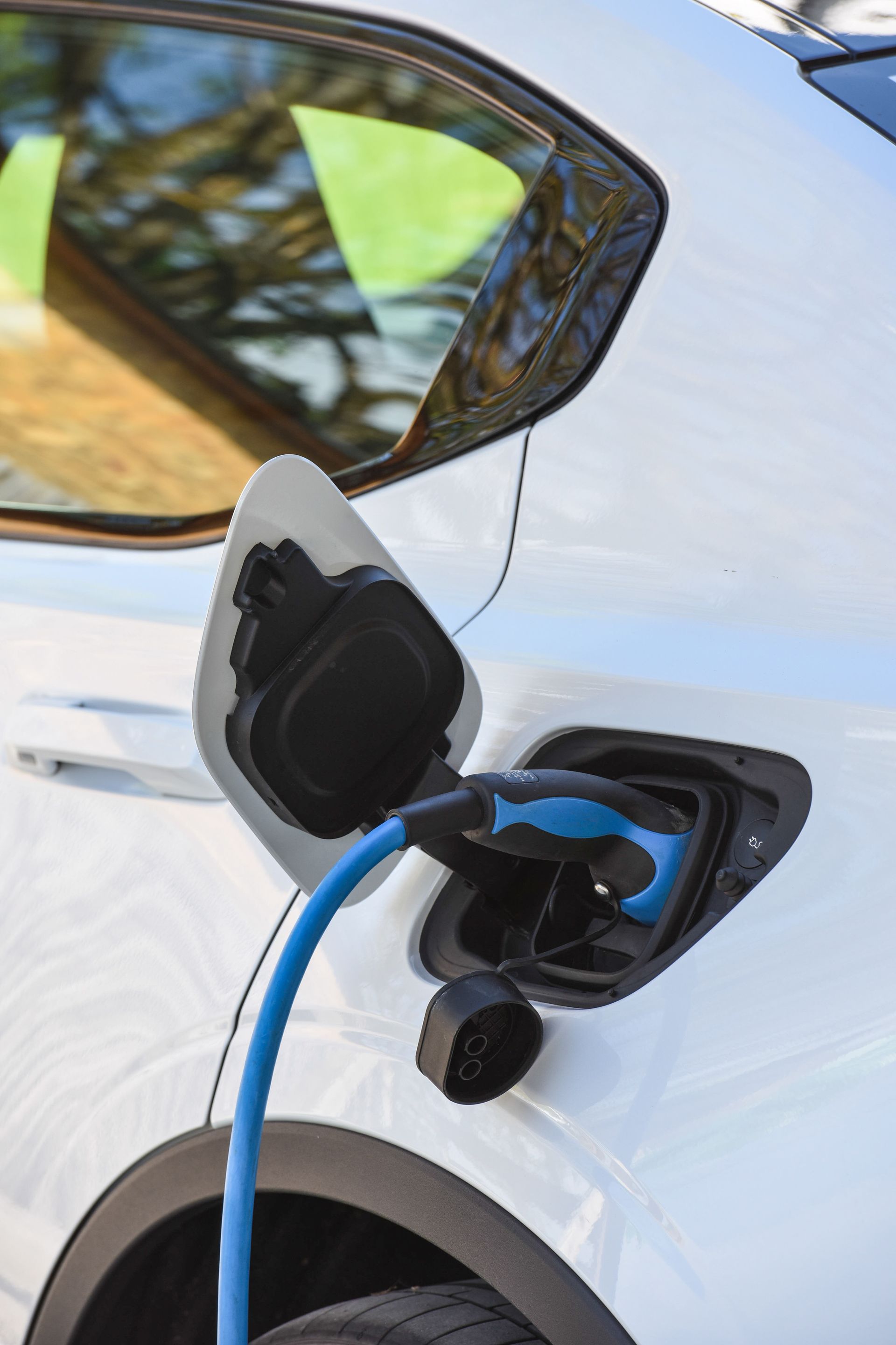 Voiture électrique branchée