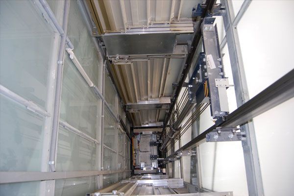 Un ascensor muy estrecho que sube y baja en un edificio.