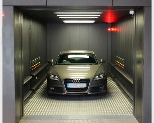 Un coche Audi está aparcado en un ascensor.
