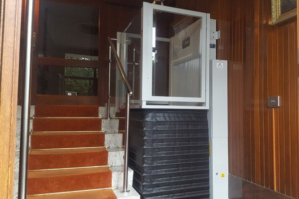 Una escalera con un ascensor en el medio.