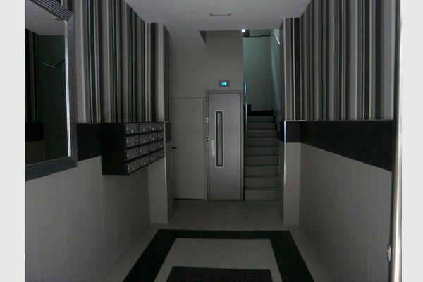 Un pasillo con ascensor y escaleras.