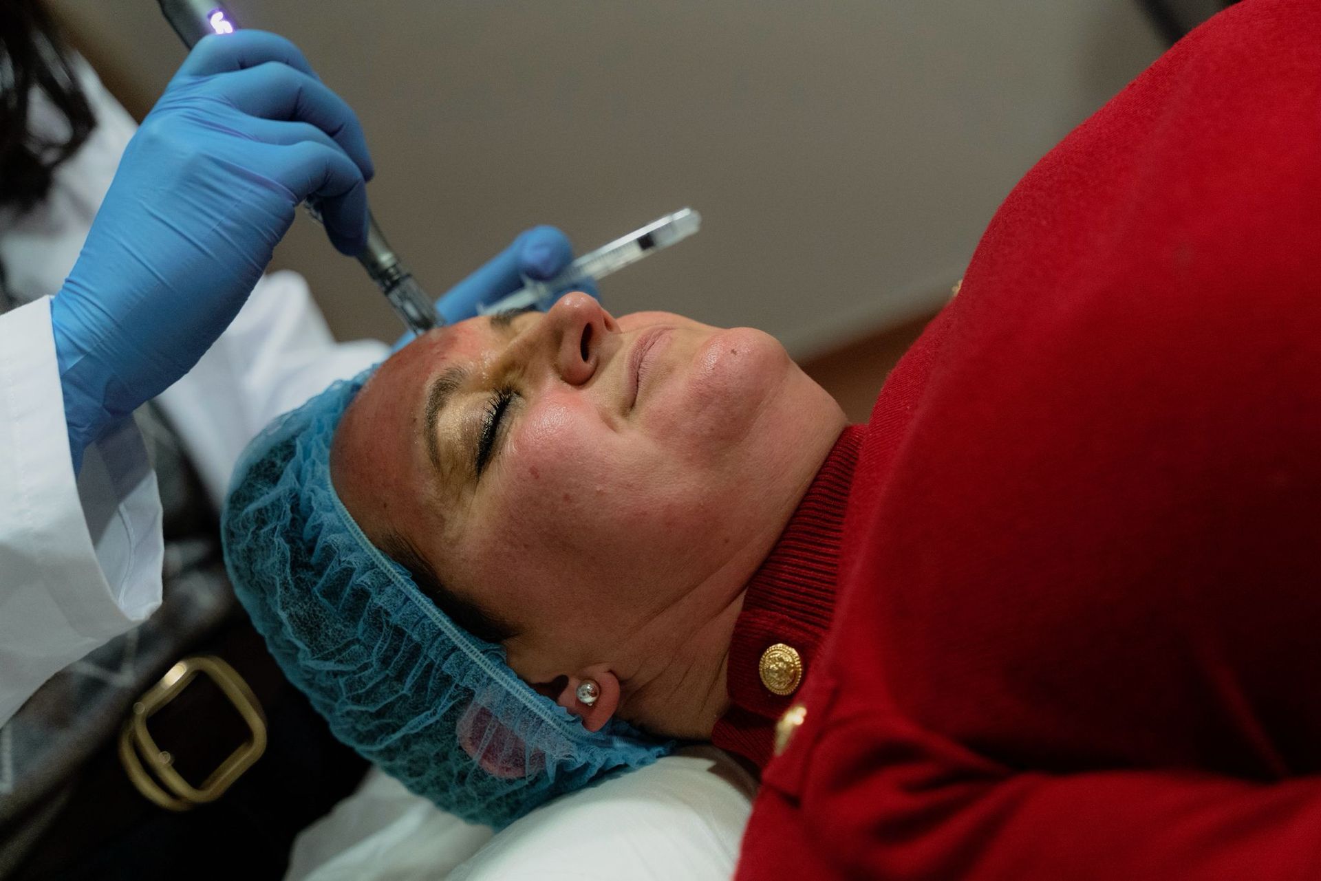 Mujer recibiendo un tratamiento de contorno corporal, acostada en una mesa, vistiendo un body.