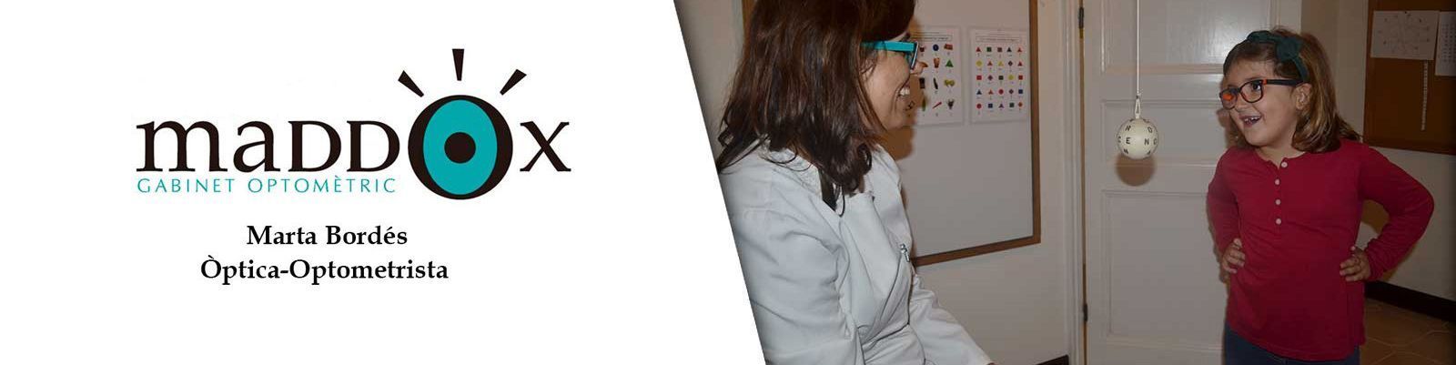 Logotipo junto a dos personas, una con gafas y bata de laboratorio, la otra con gafas y camisa roja, en una habitación.