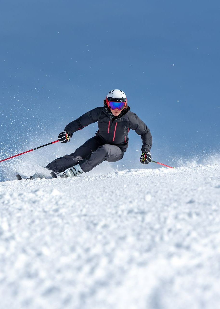 Pratique du ski en gros plan.