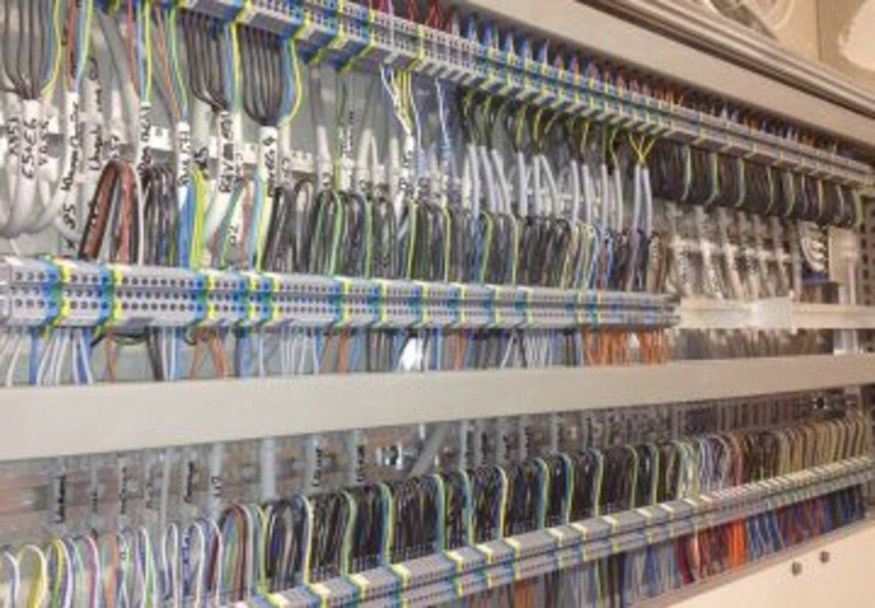 Rickli Elektro GmbH – Schaltanlage mit Kabelmanagement
